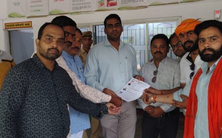 हाथरस में राष्ट्रीय अधिकार मोर्चा का प्रदर्शन: धार्मिक प्रतीकों के राजनीतिक इस्तेमाल पर राष्ट्रपति के नाम सौंपा ज्ञापन