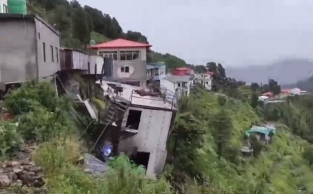 सुरकंडा धाम में होटल निर्माण बना खतरा, खुदाई से भू-स्खलन; भरभरा का गिरा भवन , कई प्रतिष्ठान खाली कराए