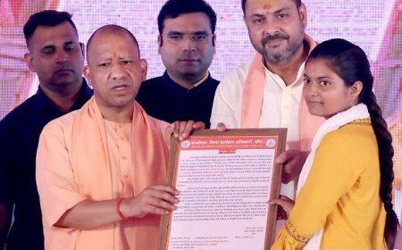 मुख्यमंत्री ने दो महिलाओं को आंगनबाड़ी सहायिका पद के लिए दिए नियुक्ति पत्र 