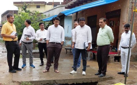 हाथरस में जलभराव रोकने के लिए सड़कों पर उतरे डीएम अतुल वत्स, नालों की सफाई और अतिरिक्त पंप लगाने के दिए निर्देश