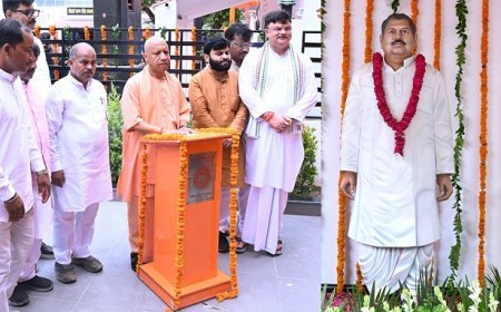 सीएम योगी ने पूर्व मंत्री मुन्ना सिंह चौहान की प्रतिमा का किया अनावरण, लाभार्थियों को किया सम्मानित