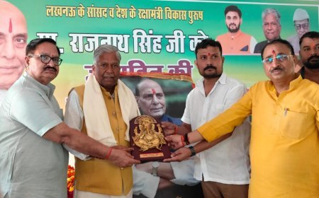 लखनऊ के चंद्रिका देवी धाम में रक्षा मंत्री राजनाथ सिंह का जन्मदिन मना, सुंदरकांड पाठ के बाद कार्यकर्ताओं ने काटा केक