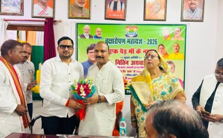 Hardoi News: जिला सहकारी बैंक हरदोई में पौधारोपण, 'एक पेड़ मां के नाम' अभियान के तहत लगाए गए फलदार पौधे