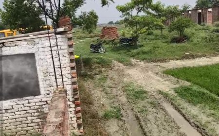 बलिया में भूमि विवाद को लेकर गरमाया माहौल,प्रशासन की पैमाइश के बाद एक पक्ष निर्माण करा रहा है तो दूसरा पक्ष इसे अवैध बताया- 