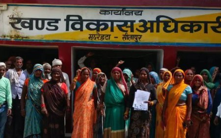 सीतापुर के मछरेहटा में मनरेगा मजदूरों का प्रदर्शन: जेसीबी के इस्तेमाल का विरोध, 5 सूत्रीय मांगों का ज्ञापन सौंपा