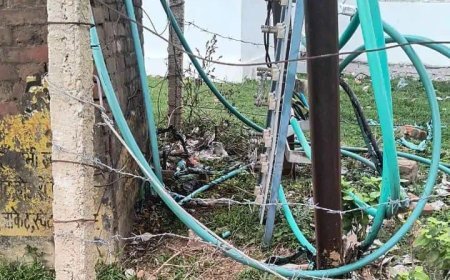 सीतापुर के रहिमाबाद गांव में चार दिनों से बिजली गुल: जर्जर केबल जलने से ग्रामीण परेशान, विभाग ने दिया जल्द बहाली का भरोसा