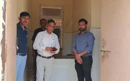 हाथरस में सीएमओ का सासनी सीएचसी पर औचक छापा: गैरहाजिर मिले कर्मचारियों के वेतन पर रोक, व्यवस्था सुधारने के सख्त निर्देश