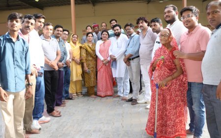 हाथरस में वृद्धाश्रम पहुंचीं पालिकाध्यक्ष श्वेता चौधरी: बुजुर्गों के साथ गाया हरिनाम संकीर्तन, सेवा और सम्मान का दिया संदेश