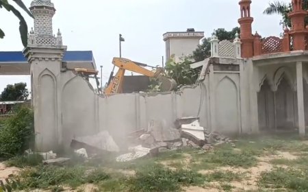 कब्रिस्तान की ज़मीन पर बनी ईदगाह पर चला प्रशासन का एक्शन, ग्रामीणों ने जताया विरोध; तहसीलदार बोले- मूल स्वरूप होगा बहाल