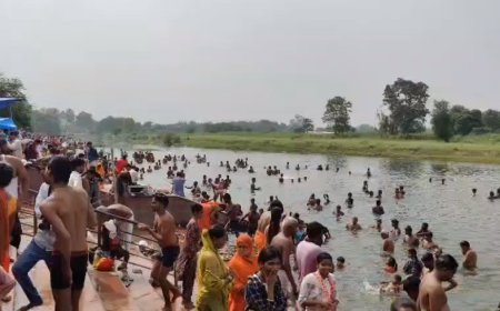 आषाढ़ माह की भोमवती अमावस्या के पावन अवसर पर नैमिषारण्य के तीर्थो पर भारी उमस ओर गर्मी के बीच दिखा आस्था का सैलाब 