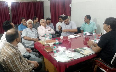 हाथरस में बिजली बिल और कटौती को लेकर व्यापारियों का हंगामा: विद्युत अधिकारियों ने दिया जल्द समाधान का भरोसा