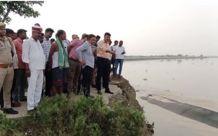 Ballia: कटान प्रभावित गोपाल नगर टांडी पहुंचे डीएम, अधिकारियों को दिए तत्काल कार्रवाई के निर्देश