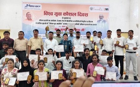 Sitapur: विश्व युवा कौशल दिवस पर उत्कृष्ट प्रशिक्षुओं का हुआ सम्मान।