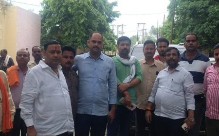 सीतापुर के मिश्रिख पावर हाउस पर फूटा जनता का गुस्सा: सांसद प्रतिनिधि के नेतृत्व में घेराव, अवैध वसूली और फर्जी रिपोर्ट का आरोप