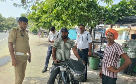 हाथरस में पुलिस की बड़ी कार्रवाई: बिना नंबर और फर्जी प्लेट वाली चार मोटरसाइकिलें सीज, वाहन चालकों को सिखाया यातायात का पाठ