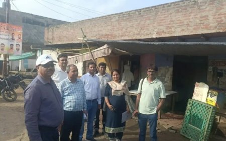 हाथरस में खाद्य सुरक्षा विभाग की बड़ी कार्रवाई: कई दुकानों पर छापेमारी, जांच के लिए पनीर और दूध समेत 18 सैंपल लिए