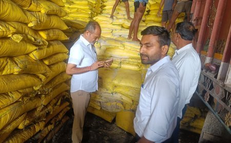 हाथरस में सीडीओ पीएन दीक्षित का खाद गोदामों पर औचक छापा, यूरिया-डीएपी स्टॉक की जांच, सर्वर समस्या दूर करने के निर्देश