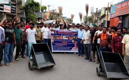 Bazpur: सफाई कर्मियों का झाड़ू संग प्रदर्शन, सीताराम तिवारी की भूख हड़ताल आठवें दिन भी जारी