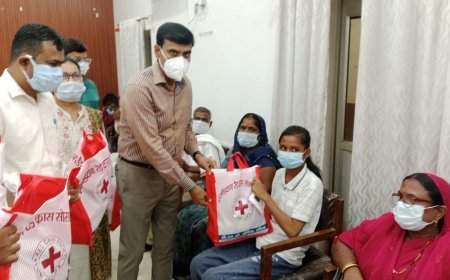 Ballia TB Mukt Abhiyan: बलिया में जिलाधिकारी ने टीबी मरीजों को बांटी पोषण पोटली, क्षय उन्मूलन में जिला यूपी में पांचवें स्थान पर