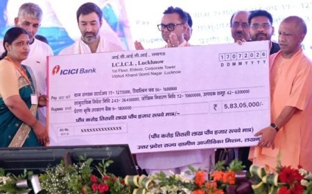 Shamli CM Yogi Visit: शामली में जनसभा के दौरान सीएम योगी ने भीड़ में खड़े युवक को मंच पर बुलाया, दिया आशीर्वाद
