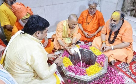 मुख्यमंत्री योगी ने श्री दूधेश्वरनाथ महादेव मठ मंदिर में किया जलाभिषेक, प्रदेश में सुख-समृद्धि एवं लोकमंगल की कामना की