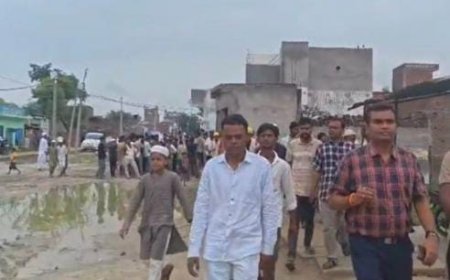 Sitapur News: तंबौर में जर्जर सड़क पर धान रोपकर प्रदर्शन के बाद जागा प्रशासन, ईओ ने शुरू कराया मरम्मत कार्य