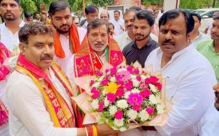 UP BJP News: सीतापुर में भाजपा क्षेत्रीय अध्यक्ष अवधेश द्विवेदी का जोरदार स्वागत, 2027 चुनाव को लेकर भरा जोश
