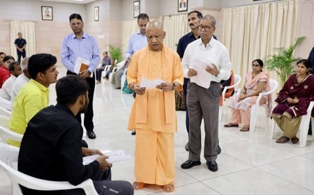 'मेहनत से खेलिए, पदक जीतिए, नौकरी में मिलेगी प्राथमिकता' : जनता दर्शन में खिलाड़ियों से बोले मुख्यमंत्री योगी