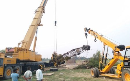 Hardoi Gambhiri River Bridge Project: जलस्तर बढ़ने से फंसी क्रेन बाहर निकली, सितंबर से फिर शुरू होगा निर्माण