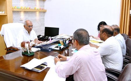 UP Dairy Farming News: यूपी में पशुओं के चारे और स्वास्थ्य सुरक्षा को लेकर बड़ा फैसला, दुग्ध समितियों को मजबूत करने के निर्देश