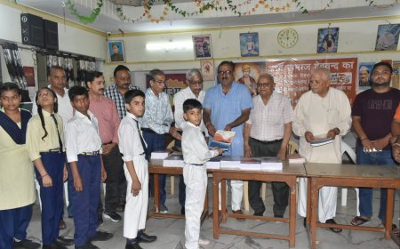 Deoband: मानव कल्याण मंच ने जरूरतमंद विद्यार्थियों को वितरित कीं निशुल्क कॉपियां, शिक्षा सहयोग से जगाई नई उम्मीद