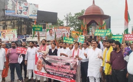 हरदोई में छात्र-युवाओं का जनसैलाब: शिक्षा और रोजगार के मुद्दों पर सड़कों पर उतरे सैकड़ों युवा, गूंजे 'इंकलाब जिंदाबाद' के नारे