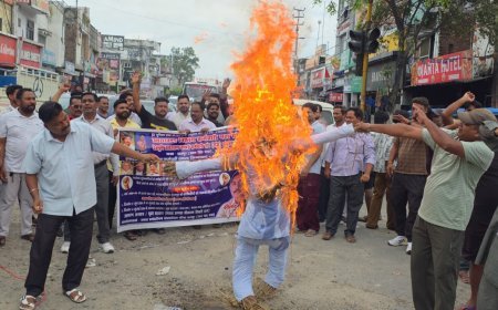 बाजपुर: नगर पालिका कर्मचारी आंदोलन तेज, नियमितीकरण की मांग को लेकर पुतला दहन