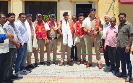 Bazpur: पूर्वांचल महासभा व पीड़ित व्यापारी ने कोतवाल नरेश चौहान और पुलिस टीम को किया सम्मानित