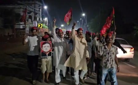 दिल्ली में छात्रों पर लाठीचार्ज और अखिलेश यादव की गिरफ्तारी पर संभल में सपा का जोरदार प्रदर्शन, शिक्षा मंत्री के इस्तीफे की मांग