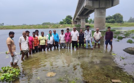 हरदोई में खाद संकट और स्थानीय मुद्दों पर गोमती नदी में जल सत्याग्रह का ऐलान, भाकियू राजू गुप्ता का बड़ा प्रदर्शन