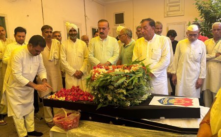Tripura DGP Funeral: त्रिपुरा के दिवंगत डीजीपी अनुराग की अंतिम यात्रा में पहुंचे मंत्री असीम अरुण, दी भावभीनी श्रद्धांजलि