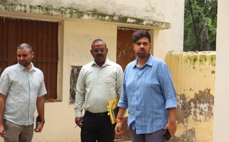 Hardoi: जिलाधिकारी अनुनय झा का राजकीय जिला पुस्तकालय में औचक निरीक्षण, छात्रों से संवाद कर दिए आवश्यक निर्देश