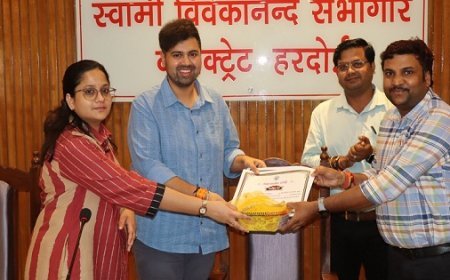 Hardoi: डीएम अनुनय झा ने सराहा उद्योगों का सामाजिक योगदान, कहा—सीएसआर से जनकल्याण को मिलेगी मजबूती