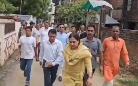 बलिया में 11 हजार वोल्ट के तार की चपेट में आने से पिता-पुत्र की मौत, भड़कीं विधायक ने अफसर की बांह पकड़कर खींचा