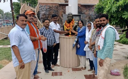 Hathras: चंद्रशेखर आजाद जयंती पर राष्ट्रीय अधिकार मोर्चा ने दी श्रद्धांजलि, राष्ट्रहित में कार्य करने का लिया संकल्प