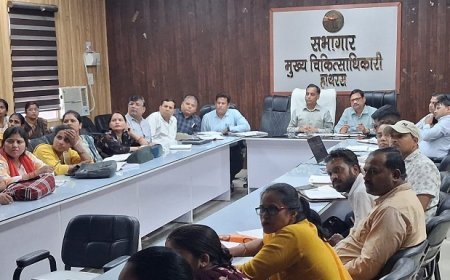 Hathras: स्वास्थ्य योजनाओं की प्रगति पर सीएमओ सख्त, लापरवाही पर कार्रवाई की चेतावनी