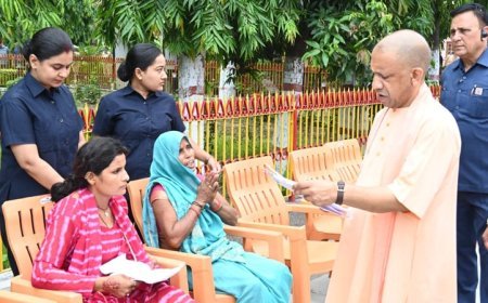 Gorakhpur Janata Darshan: 150 लोगों से मिले सीएम योगी, बोले— "सरकार आपके साथ है, किसी को परेशान होने की जरूरत नहीं"