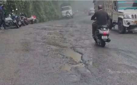 Mussoorie: पहली बारिश में उखड़ीं मसूरी की सड़कें, गड्ढों ने बढ़ाया हादसों का खतरा