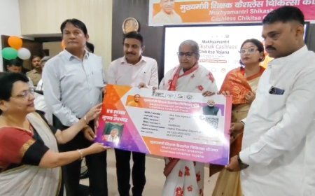 सम्भल में शिक्षकों को मिले 5 लाख तक के कैशलेस हेल्थ कार्ड, मंत्री गुलाब देवी ने बांटे कार्ड