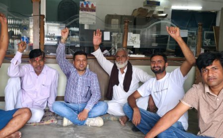 बाजपुर में पूर्व प्रभारी सचिव के निलंबन रद्द करने को लेकर चौथे दिन भी धरना जारी