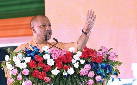 Agra News: मुख्यमंत्री योगी ने शिक्षकों को दी बड़ी सौगात, कैशलेस इलाज और 3 करोड़ तक के बीमा कवर का ऐलान