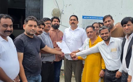 Bazpur: पालिका चेयरमैन व सभासदों ने दिया धरने को समर्थन, निलम्बन वापसी व वेतन देने की करी माँग
