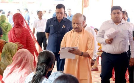 Gorakhpur: गुरु पूर्णिमा पर भी जनता के बीच पहुंचे सीएम योगी, 200 फरियादियों की सुनी समस्याएं