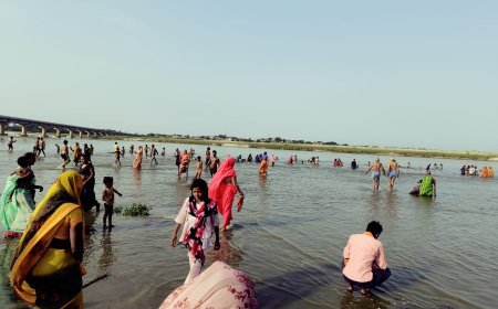 Hardoi: आषाढ़ी पूर्णिमा पर गंगा घाटों पर उमड़ा आस्था का सैलाब, श्रद्धालुओं ने लगाई पुण्य की डुबकी